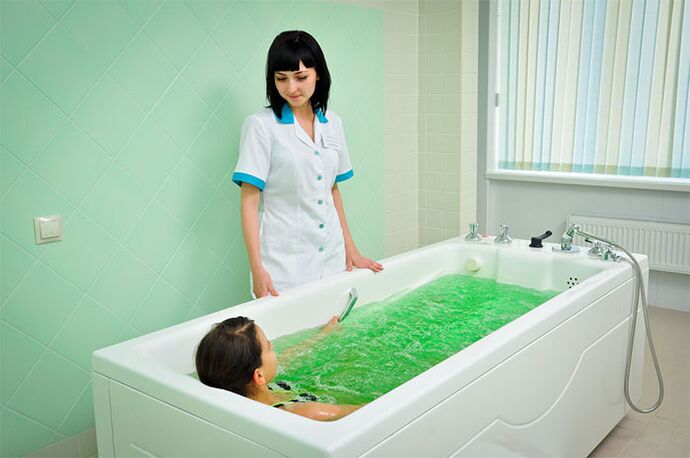 Un bagno terapeutico è un metodo efficace per curare l'artrosi