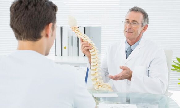 Consultazione con un medico per l'osteocondrosi toracica
