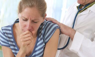 Il medico esamina un paziente con forti dolori alle scapole quando tossisce