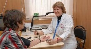 Misurazione della pressione sanguigna durante la nomina del medico