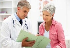 Una donna con artrite ad un appuntamento per un medico per un medico